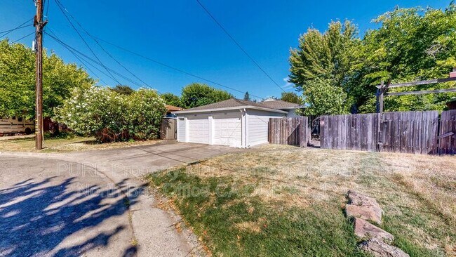 Building Photo - 867 Lorna Dr