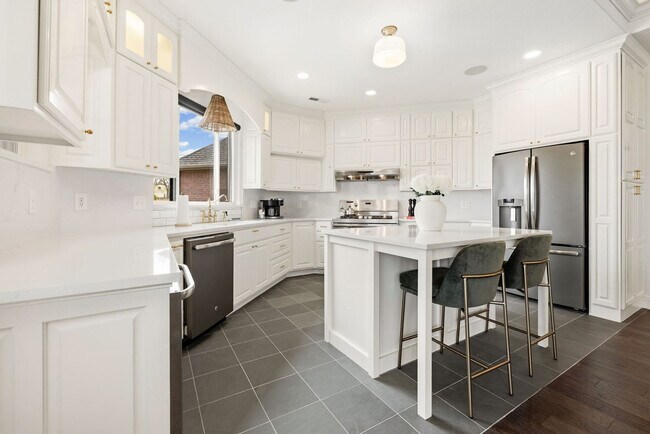 Building Photo - 802 NW D St