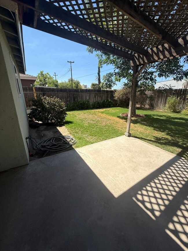 Building Photo - 2520 Oakwood Dr