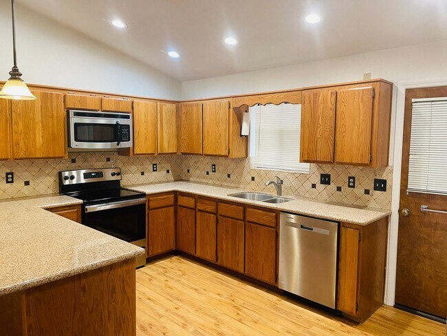 Building Photo - 155 Canyon Diablo Rd