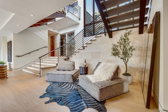 Building Photo - 8070 La Jolla Scenic Dr N