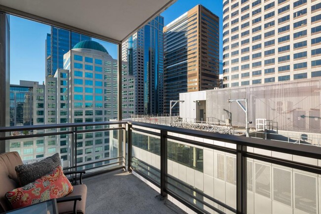 Building Photo - Madison Tower & Hotel 1000 - 1 bedroom + den