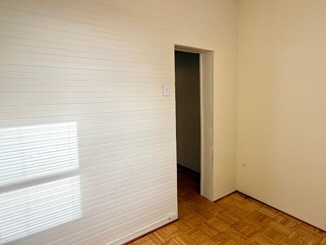 Building Photo - Cozy 2+bdrm/1 bath home w/a huge basement, washer/dryer, & off street pkg, space in the heart of ...