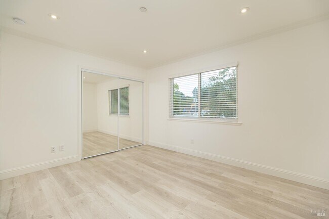 Building Photo - 996 Simmons Ln