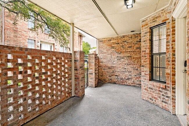 Building Photo - GROUND-FLOOR 2-BEDROOM ALAMO HEIGHTS CONDOMINIUM