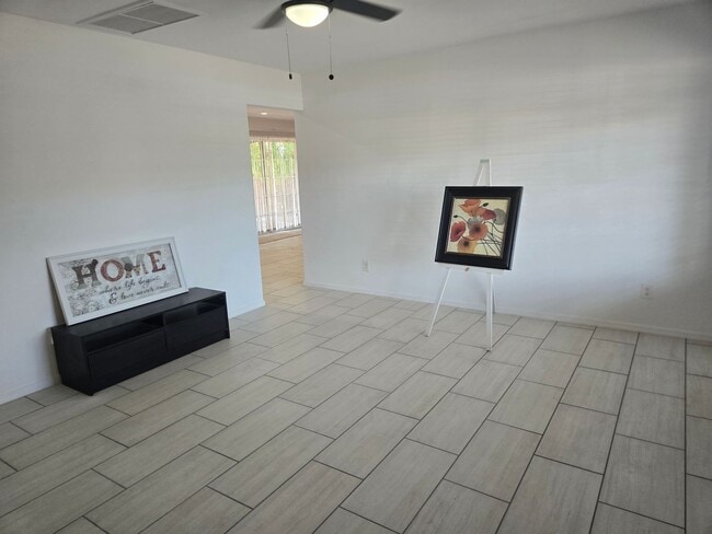 Building Photo - Cozy 3 bed, 2 bath home in Phoenix, No HOA!