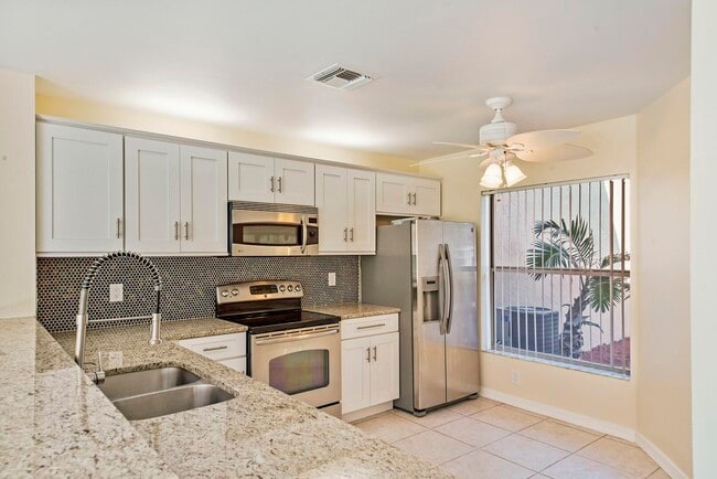 Building Photo - 1132 W Lakes Dr