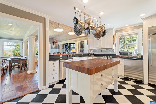 Building Photo - 640 Ivy Ln