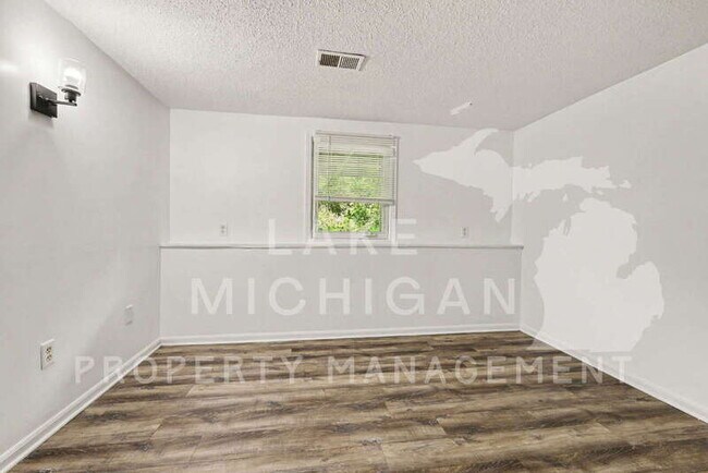Building Photo - 2555 Ridgemoor Dr SE