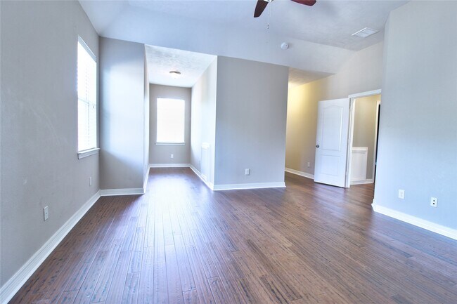 Building Photo - 10 Spotted Lily Way