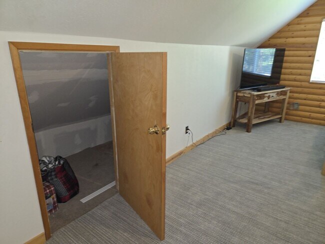 Building Photo - Large mountain home with access to Tahoe K...
