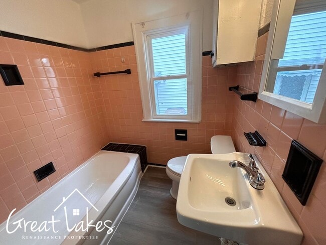 Building Photo - Beautiful 2 Bedroom 1 Bathroom now availab...
