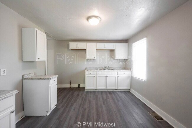 Building Photo - 445 W 29th St