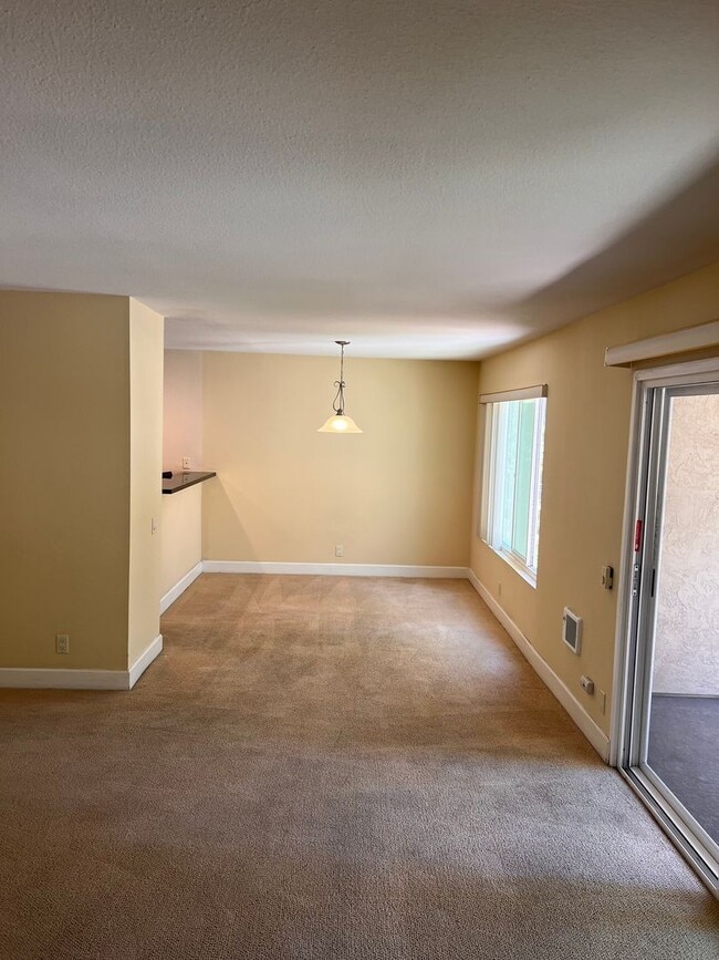 Building Photo - 2 bedroom, 2 bath top floor condo in La Jolla