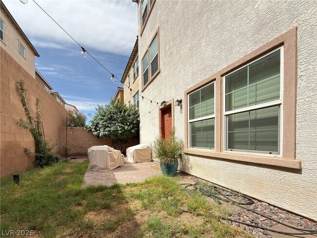 Building Photo - 372 Ambitious St