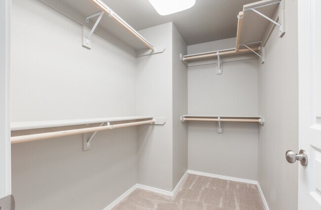 Building Photo - ***Half off 1st Full Month's Rent***Beauti...