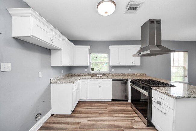 Building Photo - 221 3rd St N