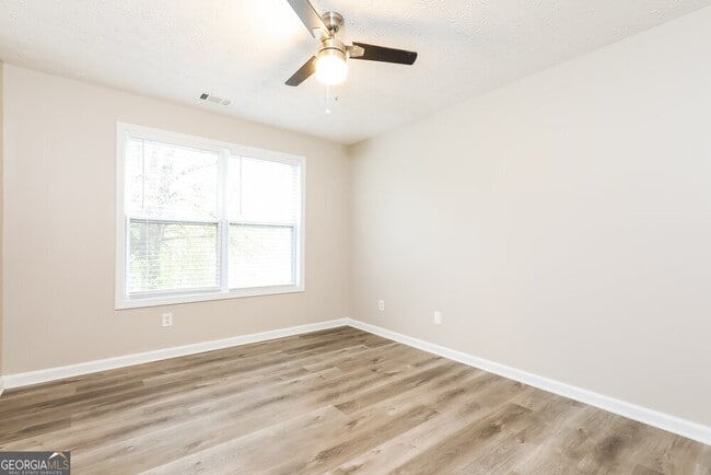 Building Photo - 2390 Village Green Dr