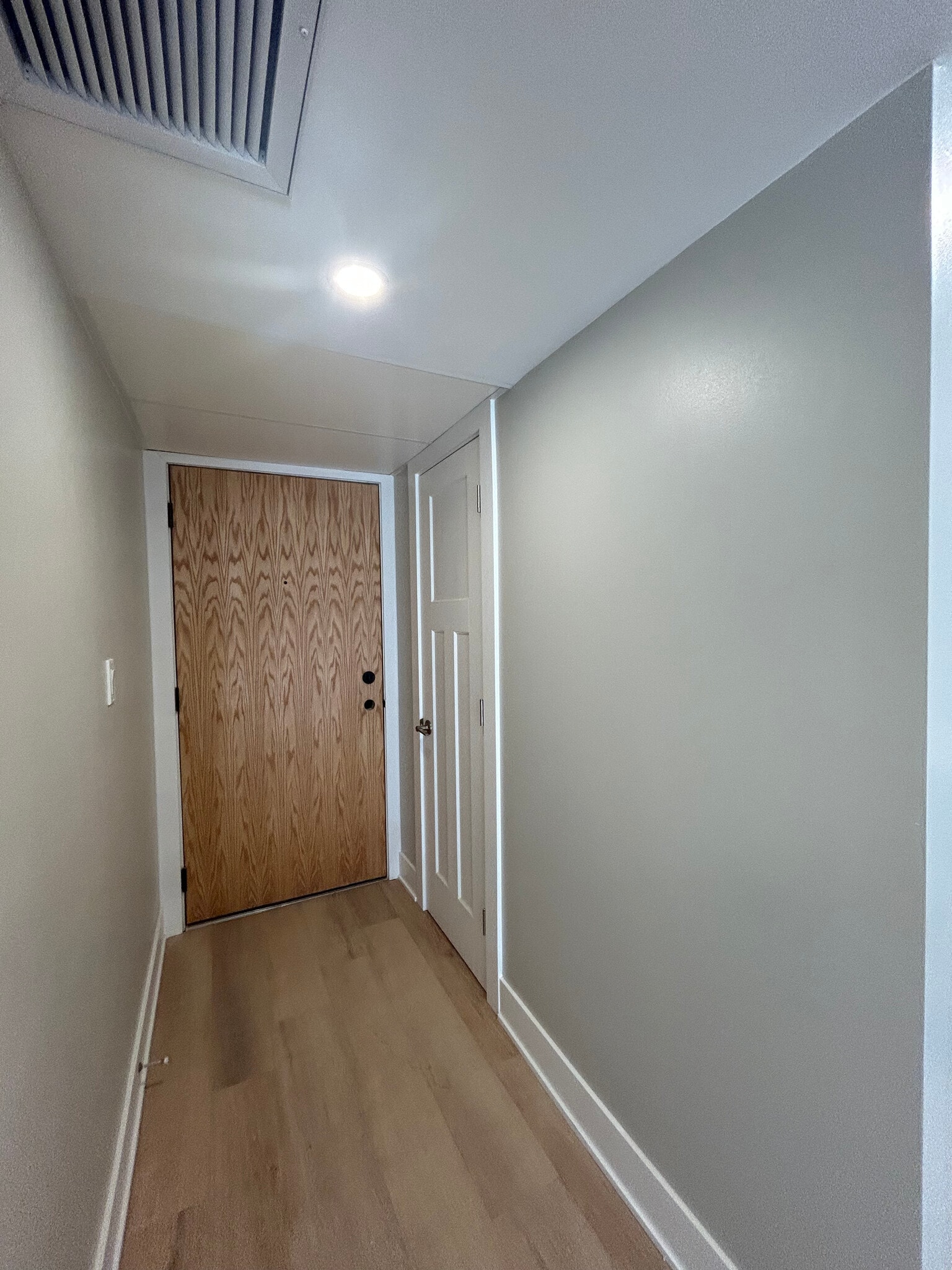 Building Photo - 1214 N La Salle Dr