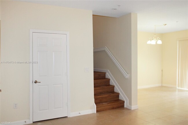 Building Photo - 3 br, 2.5 bath Townhome - 12442 Emerald Cr...