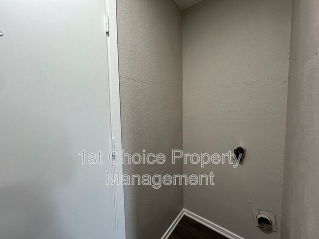 Building Photo - 709 Fair Meadows Dr