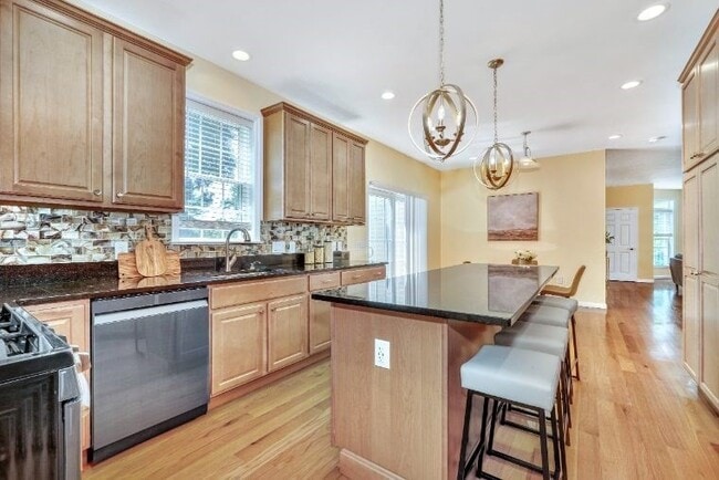 Building Photo - 18 Grant Rd