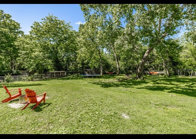 Building Photo - 907 N Graycroft Ave