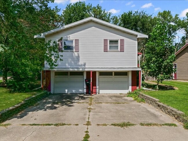 Building Photo - Get $725 off your security deposit OR $250...