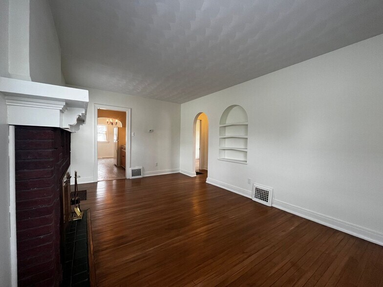 Building Photo - 2706 Waynewood Dr