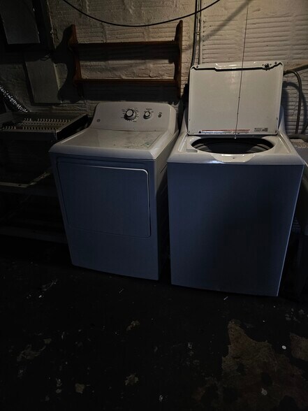 Building Photo - 573 Grace Ave