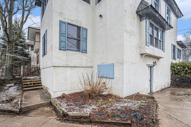 Building Photo - West Lovell 2-Bed/1-Bath upstairs apartmen...