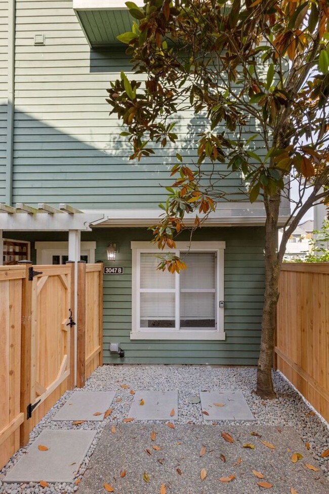 Building Photo - Charming AIR CONDITIONED Alki Townhome