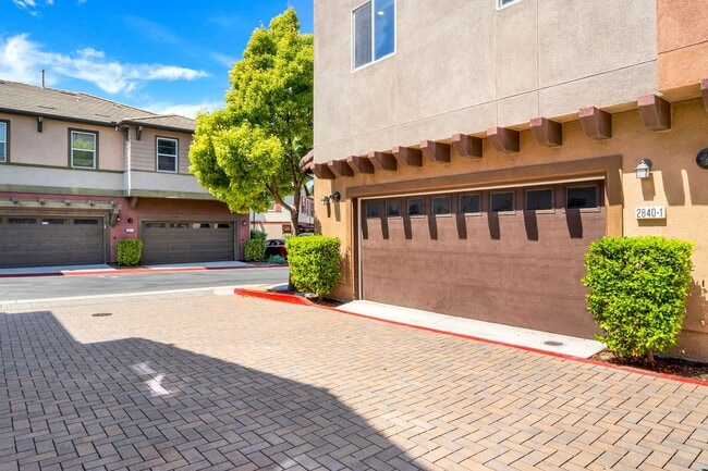 Building Photo - Townhome in the Lakepointe Point Community!