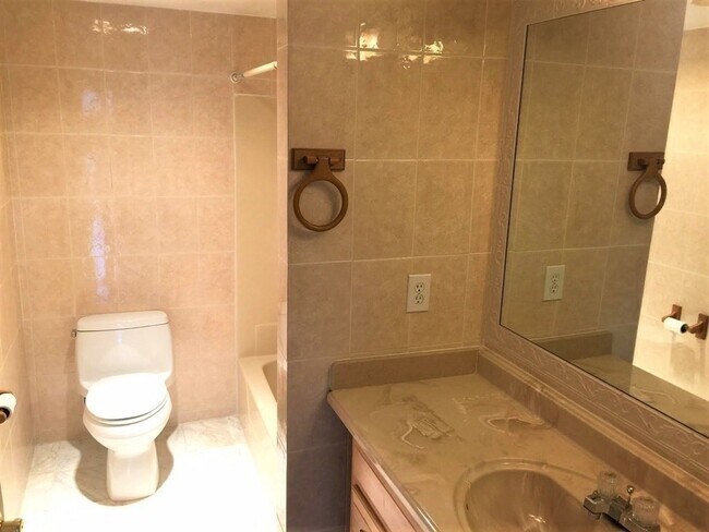 Building Photo - 200 Cove Way