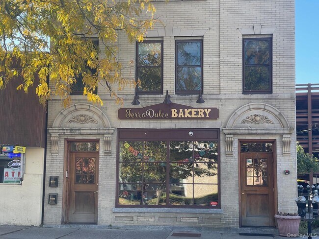 Primary Photo - 1049 Main St