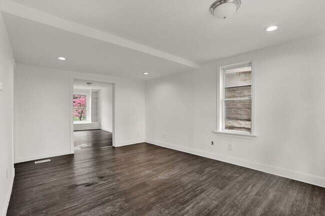Building Photo - 569 Pleasant St