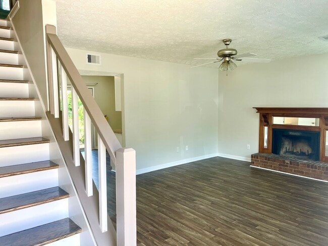 Building Photo - Welcome to this charming 2-bedroom, 1.5-ba...