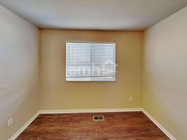 Building Photo - 865 Southhampton Dr