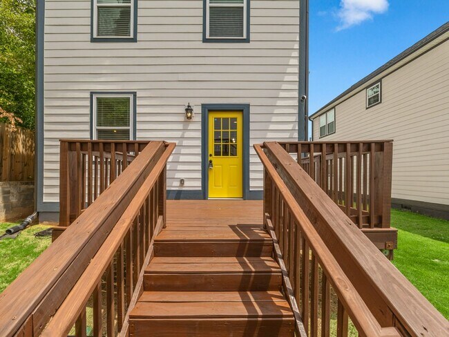 Building Photo - 214 Averill St