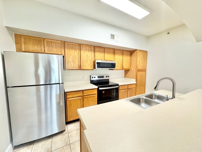 Building Photo - ** FAIRWAY PRESERVE ** 3 BED / 2 BATH COND...