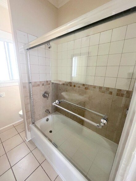 Building Photo - 744 Pine Ave