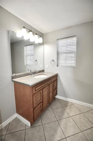 Building Photo - 814 W Ball St