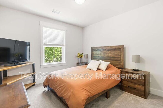 Building Photo - 7722 Park Gate Dr