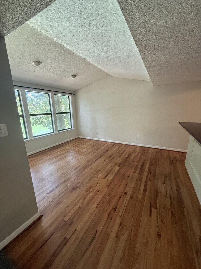 Building Photo - 504 Main St