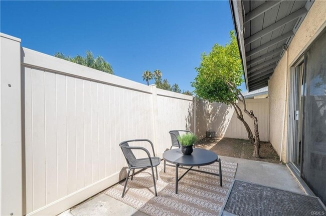 Building Photo - Clean & updated 2 bed/2 bath condo available for lease. Student-friendly & walking distance to UCR