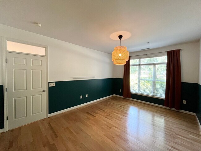 Building Photo - Spacious 2BD, 2BA Condo in a Prime Locatio...