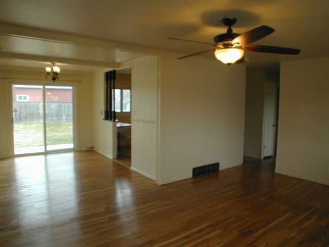 Building Photo - House For Lease