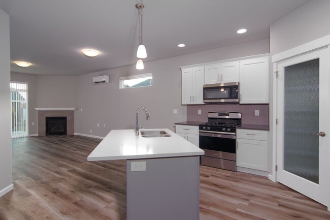 Building Photo - MOVE IN SPECIAL * FIRST MONTH FREE RENT* 2 Bed 2 Bath Single level home in Gated private community