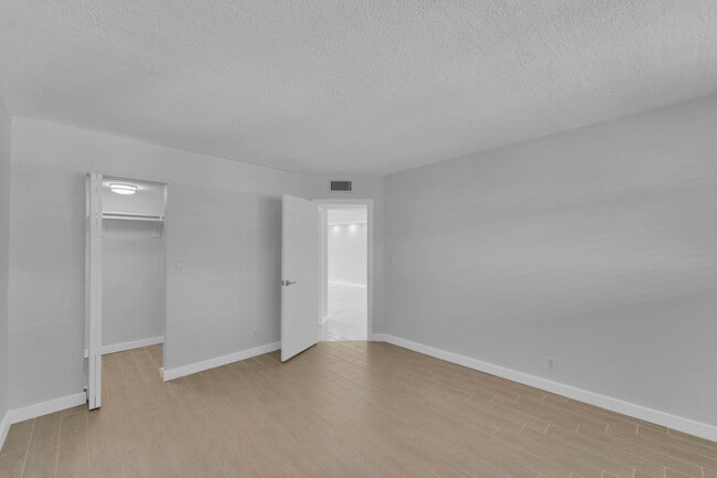 Building Photo - 5300 NE 24th Terrace