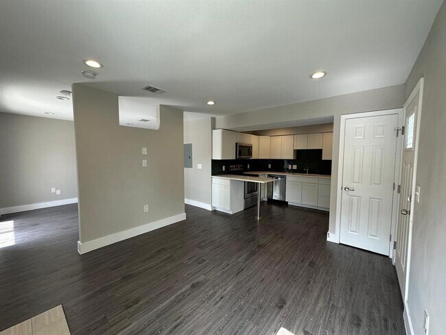 Building Photo - 935 La Posada Dr